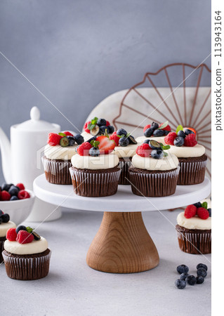Chocolate cupcakes with cream cheese frosting and fresh berries 113943164