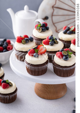 Chocolate cupcakes with cream cheese frosting and fresh berries 113943168