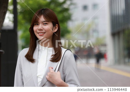 初夏在商業區行走的女商人_1 113946448