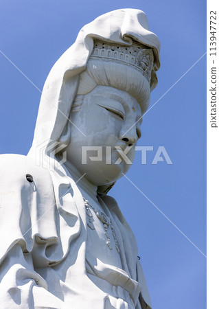 Looking up at the White Robe Kannon Bodhisattva against the blue sky, Takasaki City, Gunma Prefecture 113947722