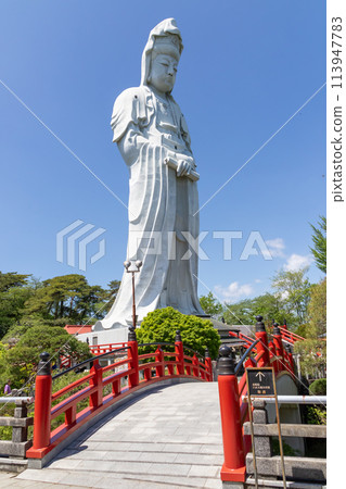 Fresh greenery and the White Robe Kannon Bodhisattva in Takasaki, Gunma Prefecture 113947783