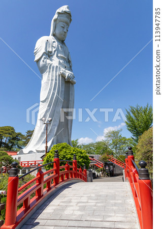 Fresh greenery and the White Robe Kannon Bodhisattva in Takasaki, Gunma Prefecture 113947785