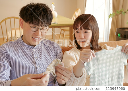 A young couple happily preparing for birth 113947960