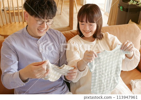 A young couple happily preparing for birth 113947961
