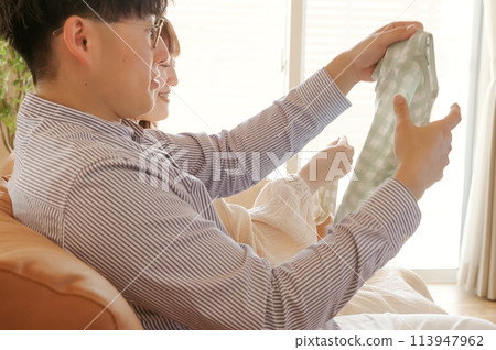 一對年輕夫婦高興地準備分娩 一對年輕夫婦高興地準備分娩 113947962