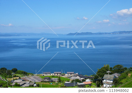 Lush bay scenery, countryside surrounded by blue sea, a spectacular spot where the mountains meet the sea 113948002