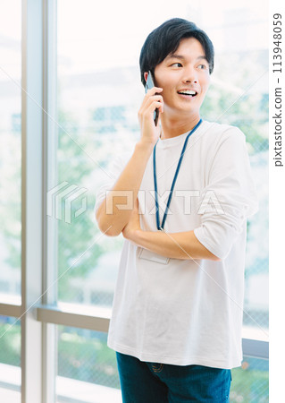 商人在智慧型手機上交談 113948059