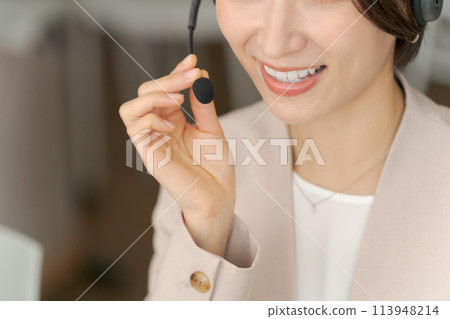 在呼叫中心工作的女接線員 在呼叫中心工作的女接線員 113948214
