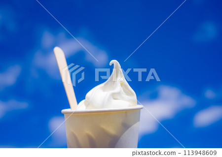 [Food ingredients] Rich soft-serve ice cream and blue sky from the plateau [Nagano Prefecture] 113948609
