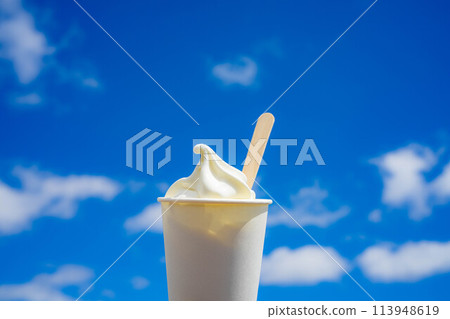 [Food ingredients] Rich soft-serve ice cream and blue sky from the plateau [Nagano Prefecture] 113948619