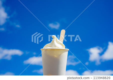 [Food ingredients] Rich soft-serve ice cream and blue sky from the plateau [Nagano Prefecture] 113948620