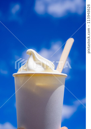[Food ingredients] Rich soft-serve ice cream and blue sky from the plateau [Nagano Prefecture] 113948626
