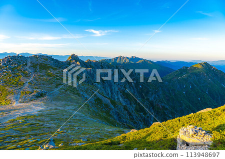 [Sunrise material] Superb view of the sunrise from Mt. Kisokoma [Nagano Prefecture] 113948697