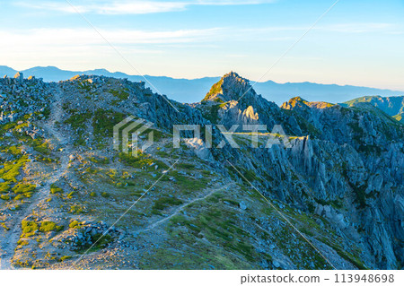 [Sunrise material] Superb view of the sunrise from Mt. Kisokoma [Nagano Prefecture] 113948698