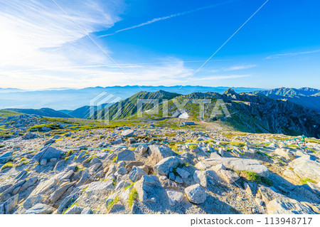 [Sunrise material] Superb view of the sunrise from Mt. Kisokoma [Nagano Prefecture] 113948717