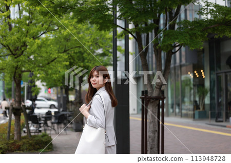 走在商業區的女商人回頭看_1 走在商業區的女商人回頭看_1 113948728