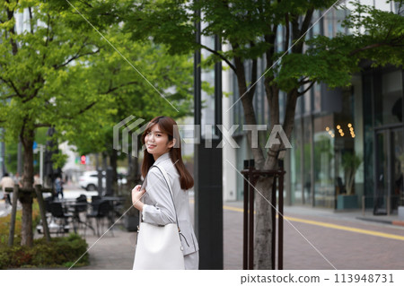 走在商業區的女商人回頭看_2 113948731