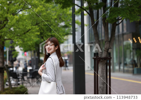 走在商業區的女商人回頭看_3 113948733