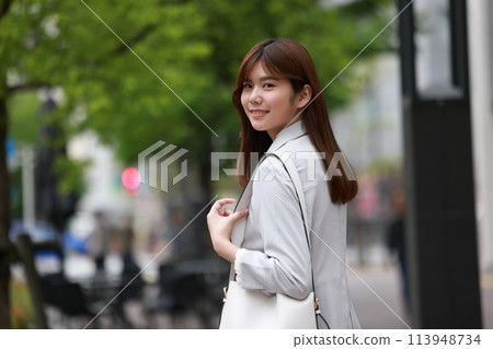 走在商業區的女商人回頭看_4 113948734