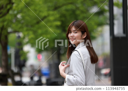 走在商業區的女商人回頭看_5 113948735
