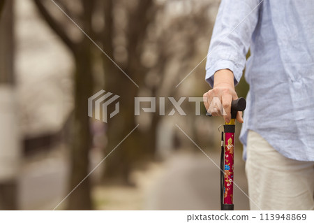 拿著拐杖的中年婦女的手 拿著拐杖的中年婦女的手 113948869