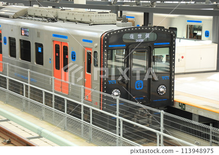 開往佐世保/YC1系列的普通列車在長崎站停靠（日本長崎縣長崎市） 113948975