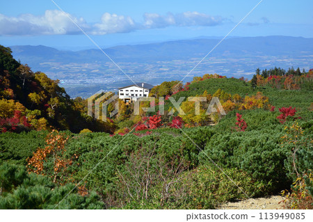 Autumn foliage at Tokachidake Onsenkyo from the Tokachidake hiking trail Autumn foliage at Tokachidake Onsenkyo from the Tokachidake hiking trail 113949085