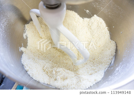 用攪拌機攪拌麵團的照片 113949148