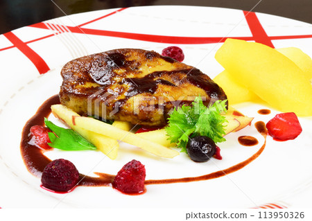 法國美食,炒鵝肝配水果 法國美食,炒鵝肝配水果 113950326