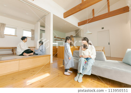 一家人在大客廳放鬆 113950551