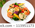 Stir-fried scallops, shrimp and green vegetables 113951173