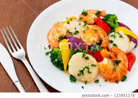 Stir-fried scallops, shrimp and green vegetables 113951178