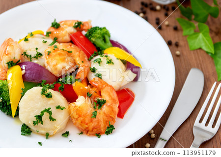 Stir-fried scallops, shrimp and green vegetables 113951179
