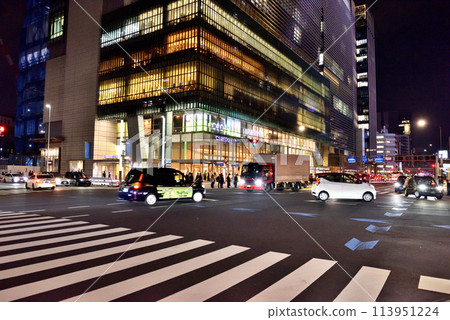 Nihonbashi intersection at night 113951224
