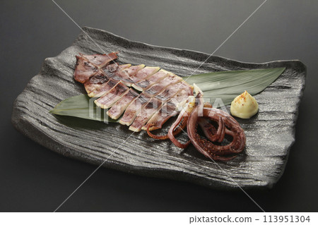 黑色背景過夜乾魷魚配蛋黃醬和調味料 113951304