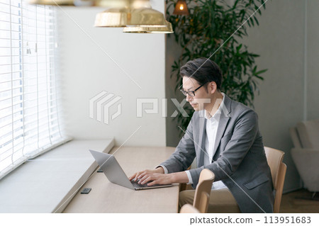 一名男子在咖啡館櫃檯工作 113951683