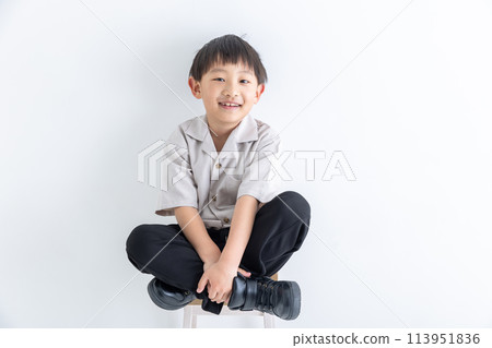 看相機的微笑的男孩 看相機的微笑的男孩 113951836