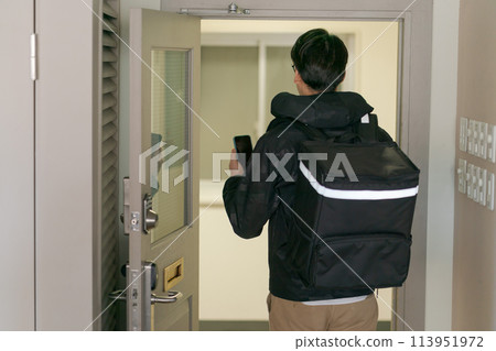 一名男子攜帶外送袋的後視圖 一名男子攜帶外送袋的後視圖 113951972