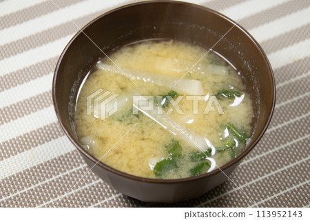 Radish miso soup 113952143