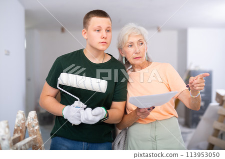 Teenager helping senior woman with home improvement works Teenager helping senior woman with home improvement works 113953050
