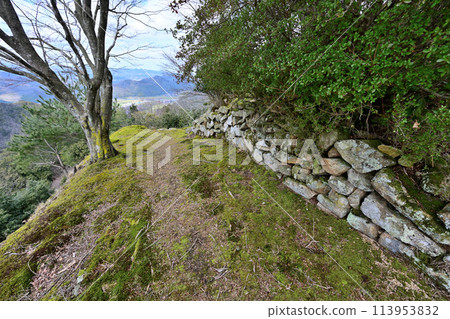 The ruins of Kageishi Castle in Inaba Province, which Hideyoshi captured during his attack on Tottori Castle The ruins of Kageishi Castle in Inaba Province, which Hideyoshi captured during his attack on Tottori Castle 113953832