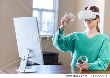 一位女性在家中使用VR眼鏡體驗元宇宙。 113955051