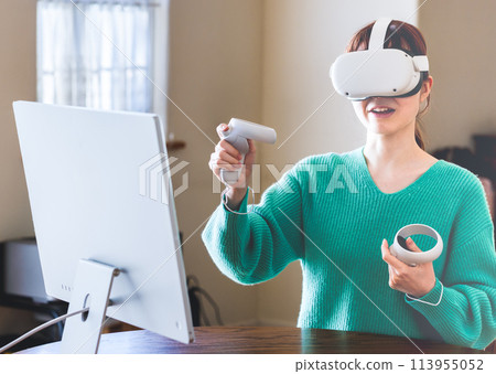 女性戴頭戴式顯示器，興奮，驚喜 113955052