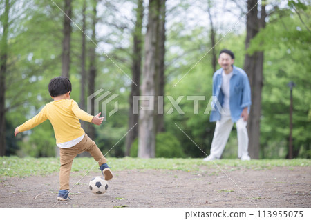 父親和一個男孩踢足球,不露面 父親和一個男孩踢足球,不露面 113955075