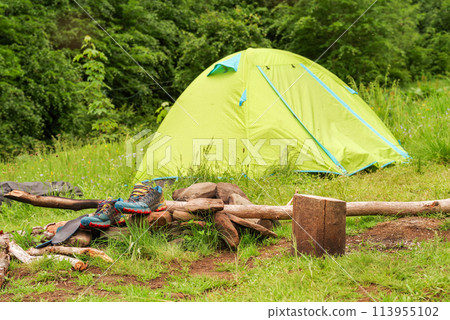 Dry your shoes. Drying shoes after rain. Wet shoes. Hiking shoes. Sports sneakers for hiking. Sports and tourism. 113955102