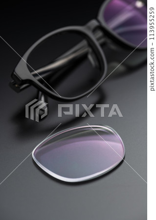黑色背景上的眼鏡鏡片 113955259