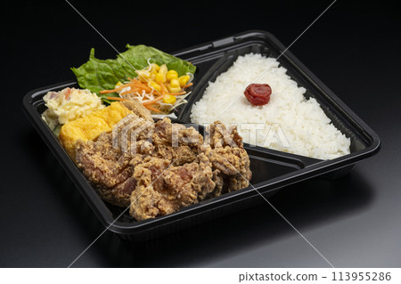 黑色背景上的炸雞便當 113955286
