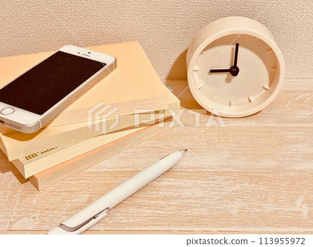 桌上的書和智慧型手機 桌上的書和智慧型手機 113955972