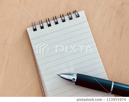 記事本和桌上的筆 113955974