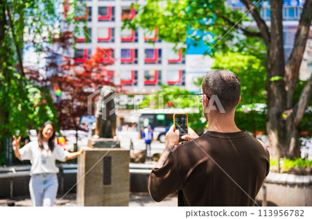 Shibuya Hachiko Square: Foreign tourists lining up to take commemorative photos Shibuya Hachiko Square: Foreign tourists lining up to take commemorative photos 113956782